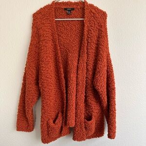 Fuzzy cute sweater oversized with pockets!